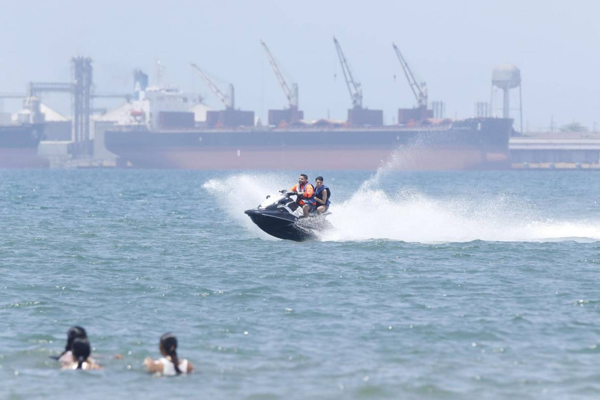 La playa de Puerto Cortés es perfecta para realizar varias actividades, en la imagen observamos a dos hondureños disfrutar del mar en una moto acuática.