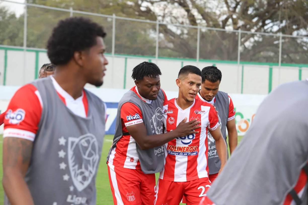 Jessé Moncada le marcó a su exclub Motagua y así lo celebró con sus compañeros. 