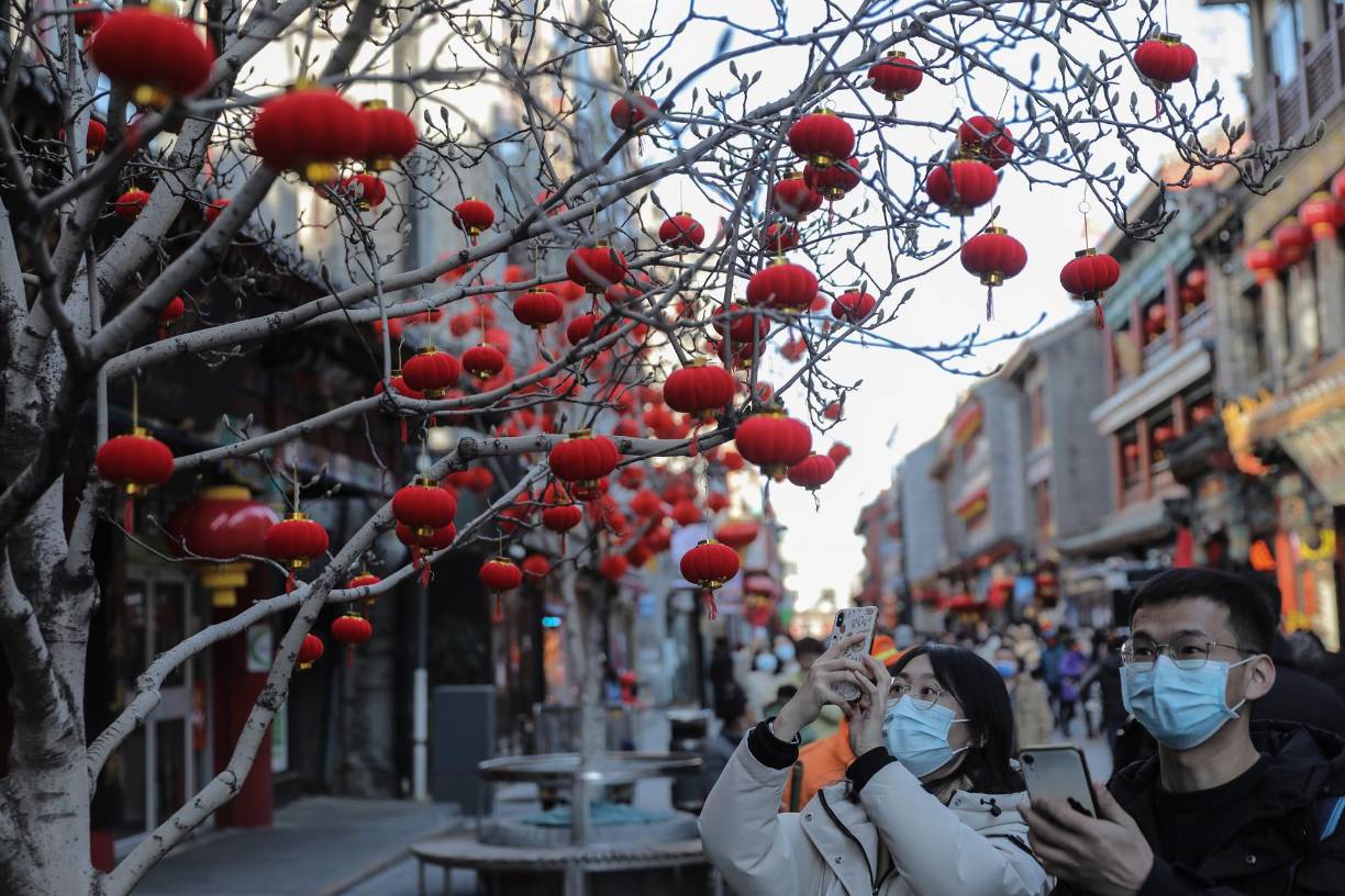 Asimismo, los chinos que se desplacen habrán de consultar las cambiantes regulaciones de entrada de las diferentes provincias y ciudades, varias de las cuales exigen pruebas de ácido nucleico negativas a la llegada y restringen el acceso a aquellos que hayan pasado por zonas consideradas de riesgo.