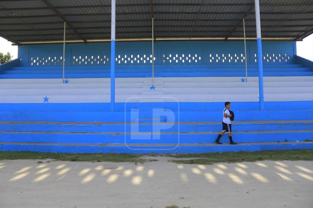 Las autoridades municipales le han venido dando mantenimiento a la cancha y a la estética del escenario que luce ya los nuevos colores de la bandera nacional, el azul turquesa sobresale en las graderías, así como en el cerco perimetral.