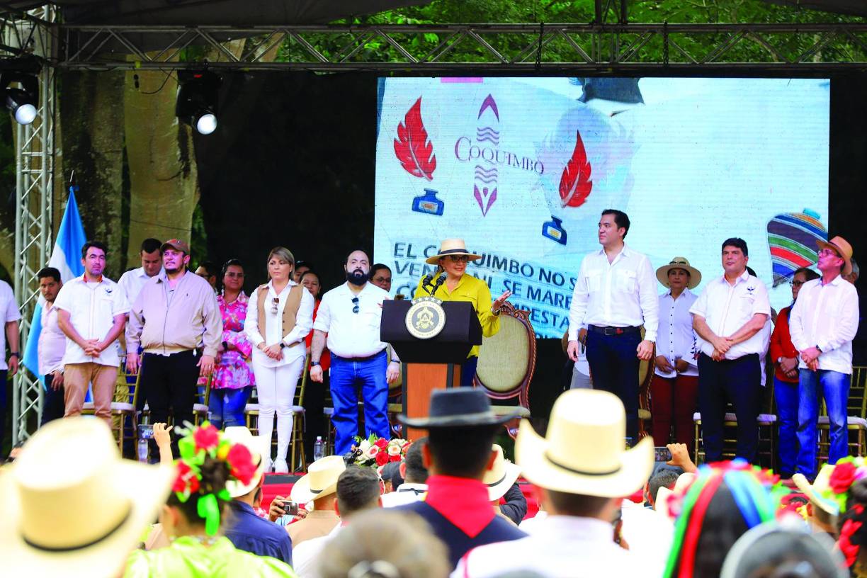 La presidenta Castro manifestó a LA PRENSA que “me siento agradecida con el pueblo triniteco por el recibimiento, y felicito a cada una de las personas responsables de crear cada una de estas esculturas, tenemos un gran compromiso de rescatar el arte y la cultura que es fundamental”.