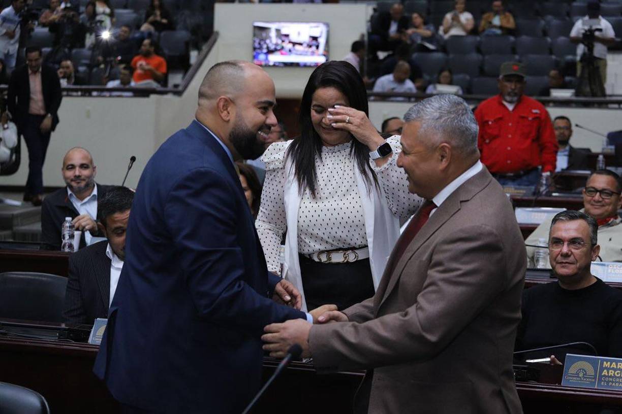 Tras su juramentación, Emerson Sánchez compartió un mensaje en sus redes sociales donde expresó gratitud y reafirmó su compromiso con su departamento y con el partido Libre. 