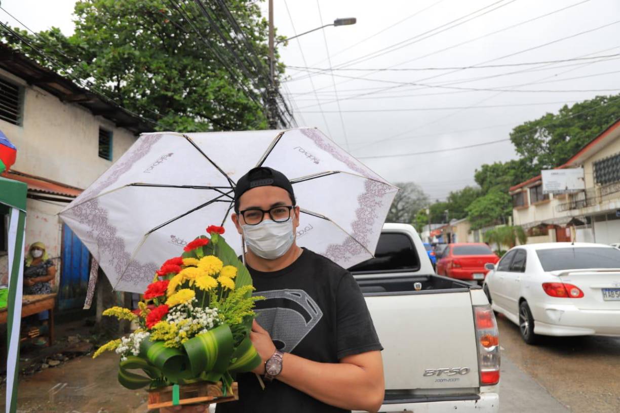 Muchos deciden combinar las flores con otros detalles como los chocolates. 