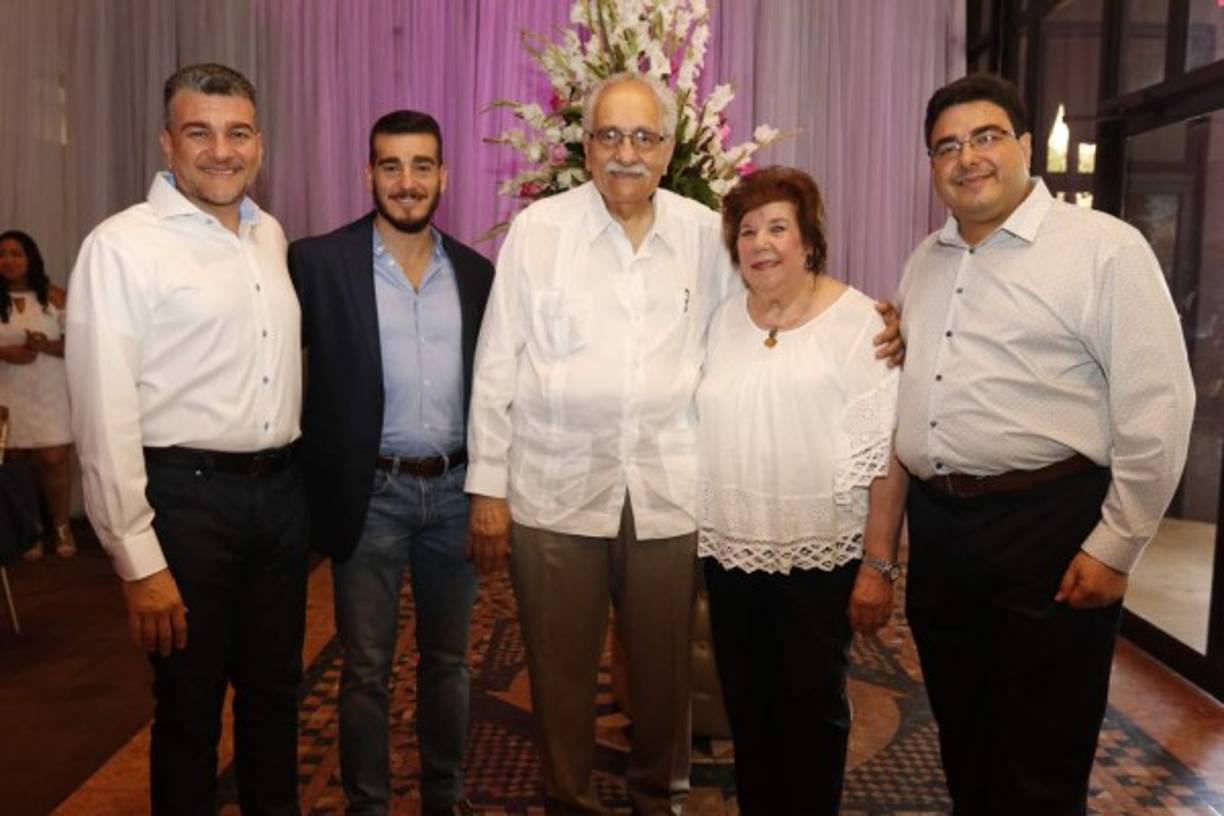 La familia Raudales Cannatella: Marco, Daniel, Marco, Mary Ann y David Raudales.