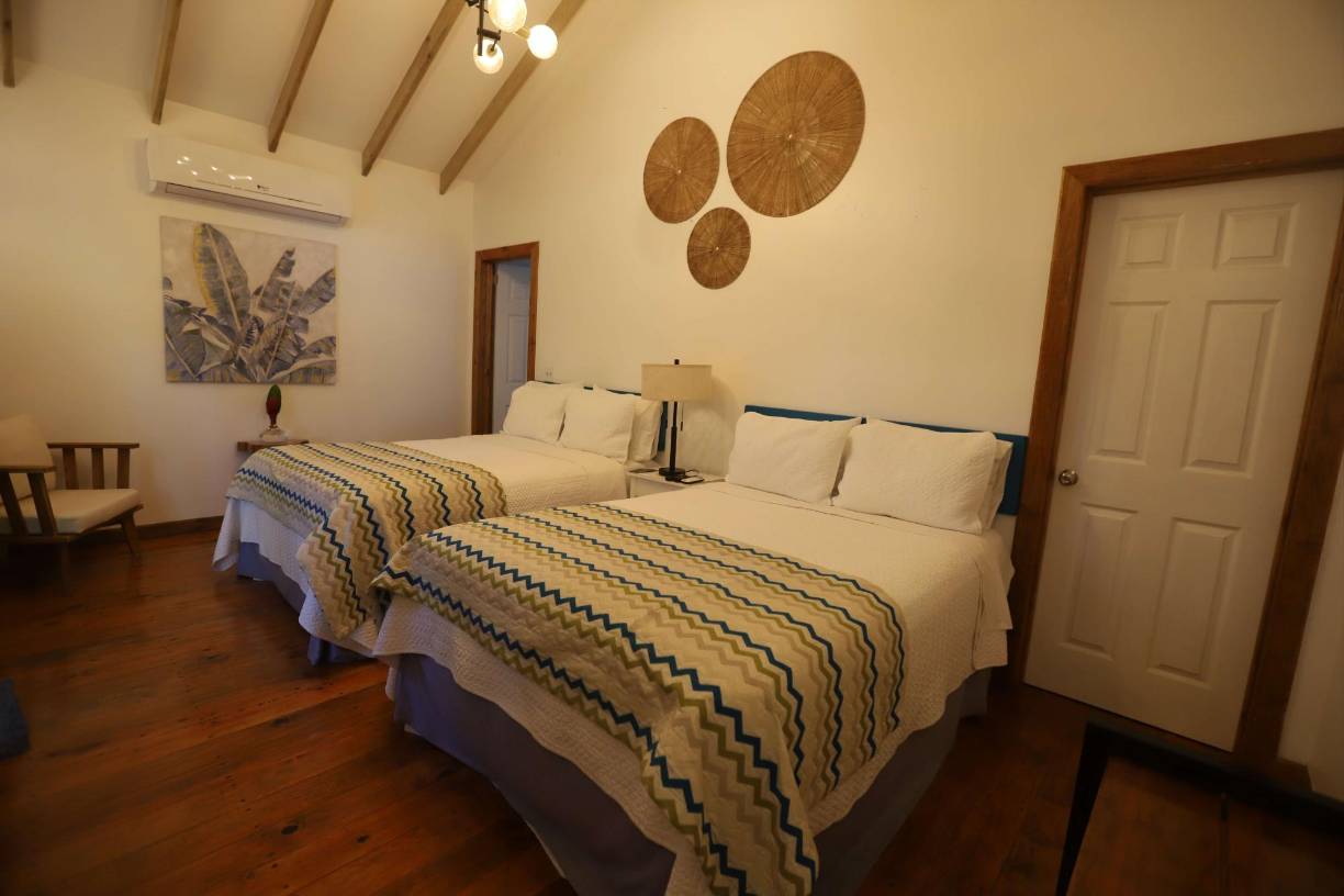 Así lucen las habitaciones por dentro, higiénicas, climatizadas, decoración sutil y con su respectivo baño privado.