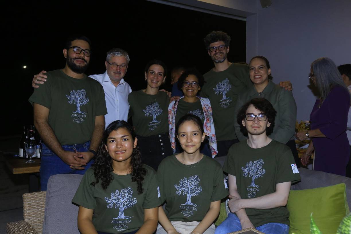 Los voluntarios que aportaron su esfuerzo, dedicación y tiempo al proyecto realizado en la Alianza Francesa de SPS.