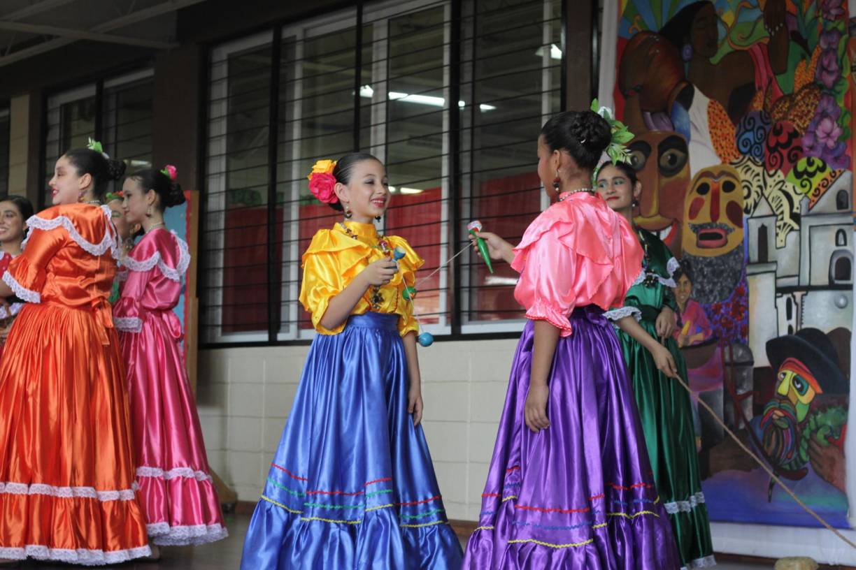 La representación de los juegos tradicionales fue parte de la ponencia artística de los menores
