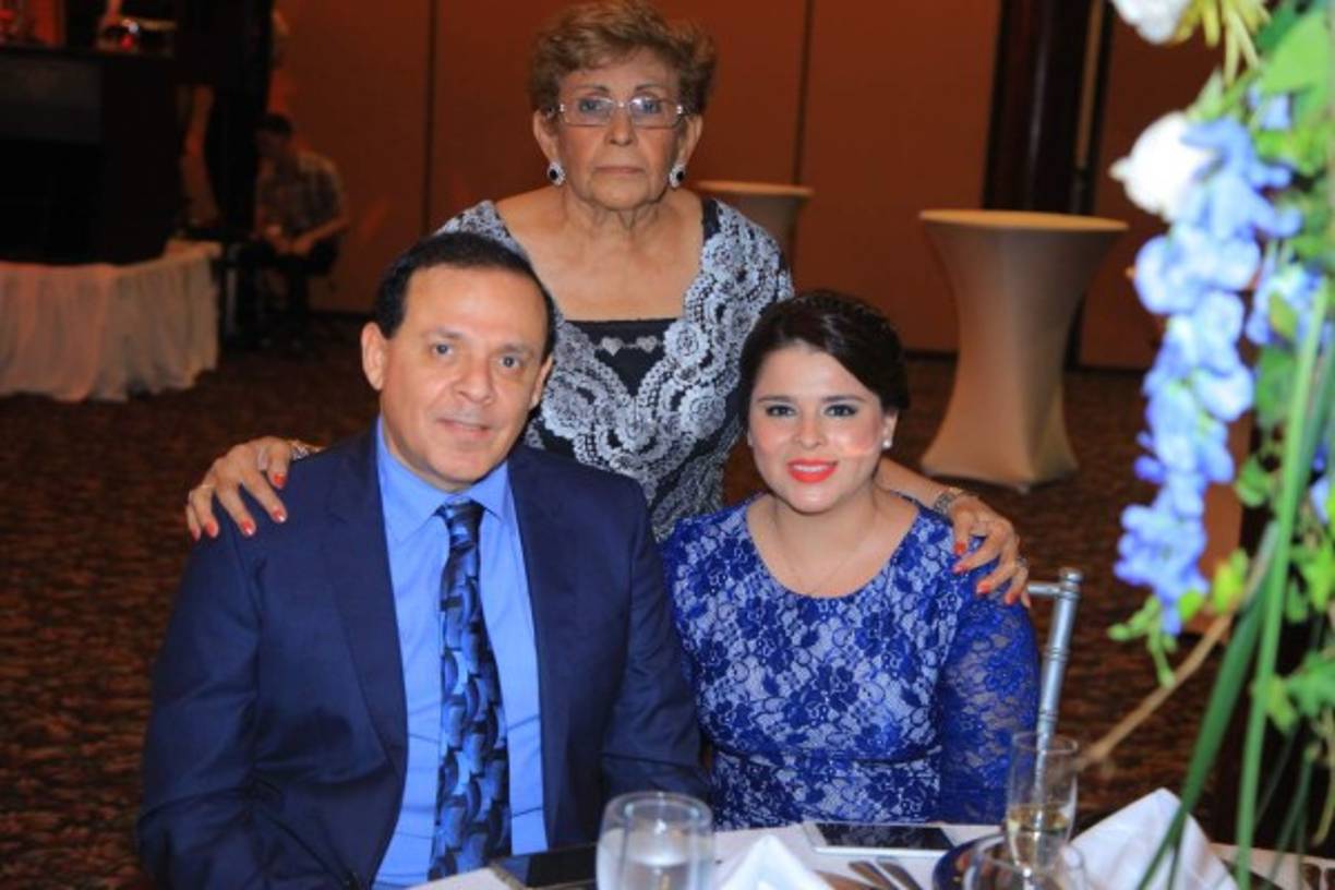 Cleo Gabrie con Fredy Gabrie y Ángela Lemus.