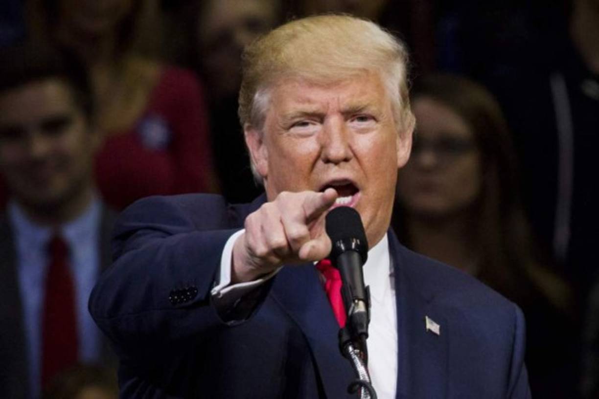 Donald Trump desafió a los medios de comunicación estadounidenses para que divulguen nuevas grabaciones comprometedoras amenazando con destapar más escándalos de su rival demócrata Hillary Clinton.