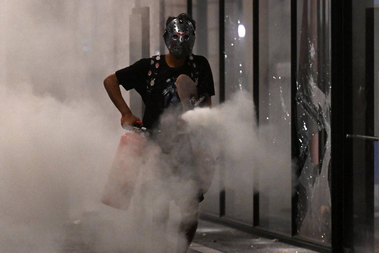 El lunes y este martes, las protestas han continuado en varios puntos de Guatemala. Los manifestantes aseguran que no abandonarán las calles hasta que la fiscal general renuncie a su cargo. 