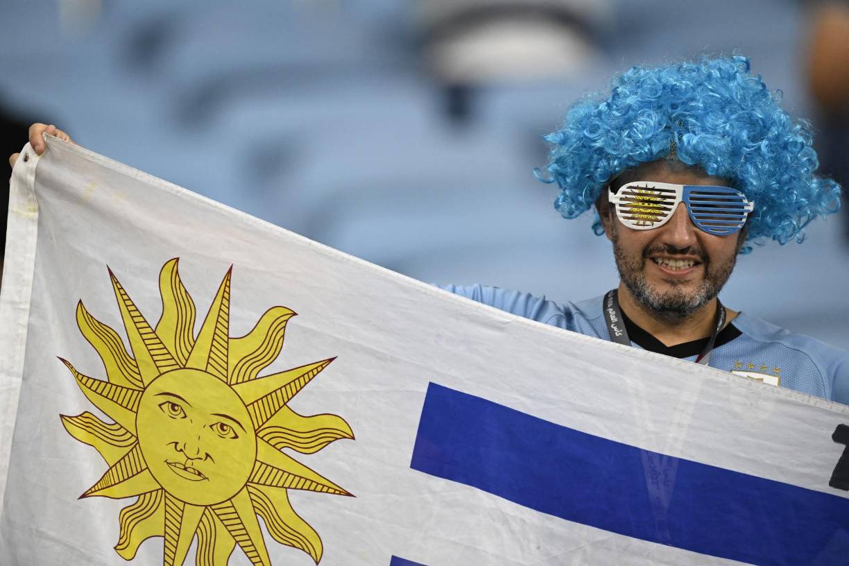Gafas, banderas y playeras. Así se llenaban de ambiente los uruguayos.