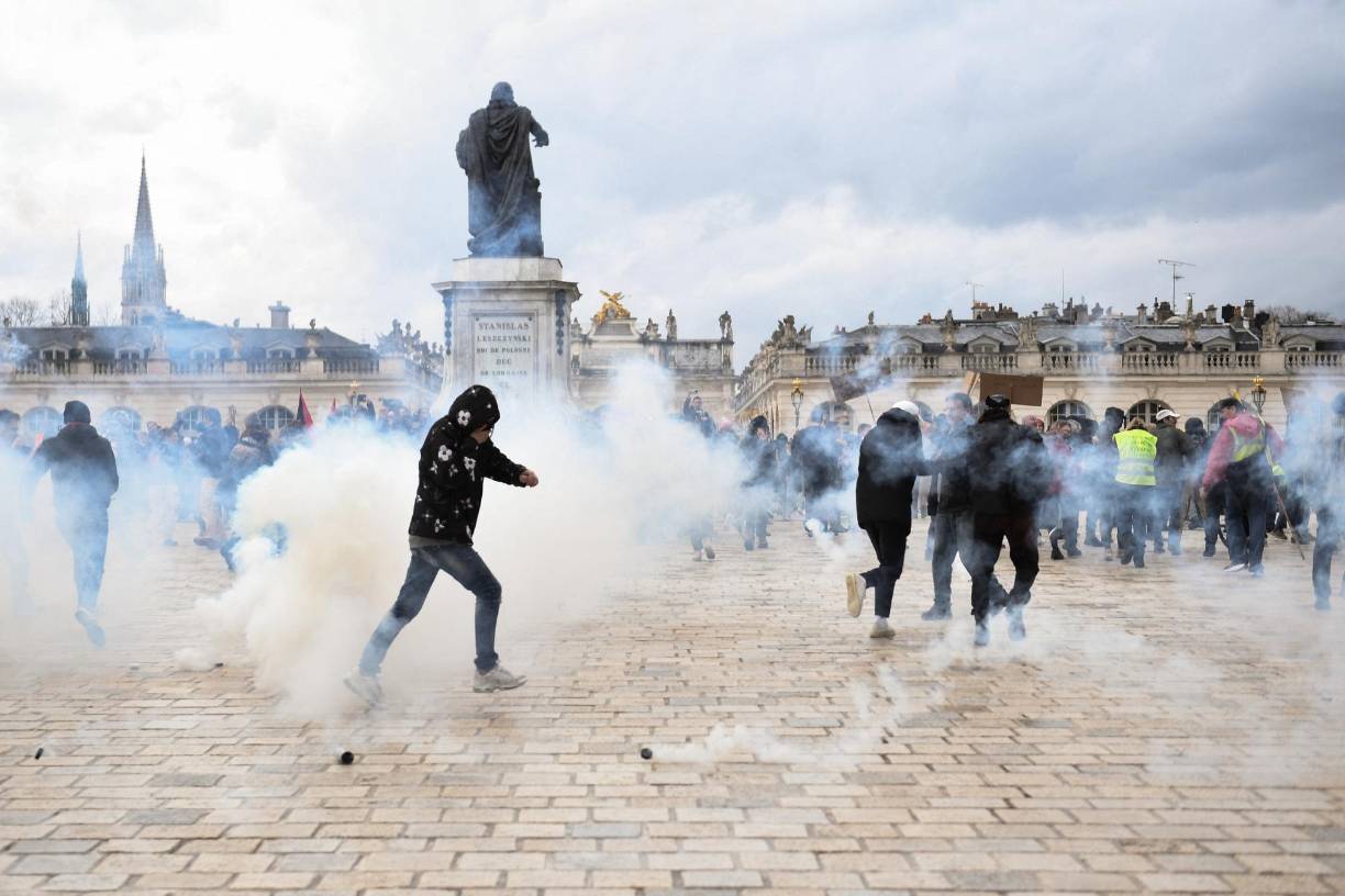 Macron aseguró el miércoles que espera que la reforma entre en vigor antes de final de año, una vez que reciba el visto bueno del Consejo Constitucional, mientras que los sindicatos aseguran que mantendrán las protestas y las huelgas para forzar la mano al Ejecutivo y que la retire.