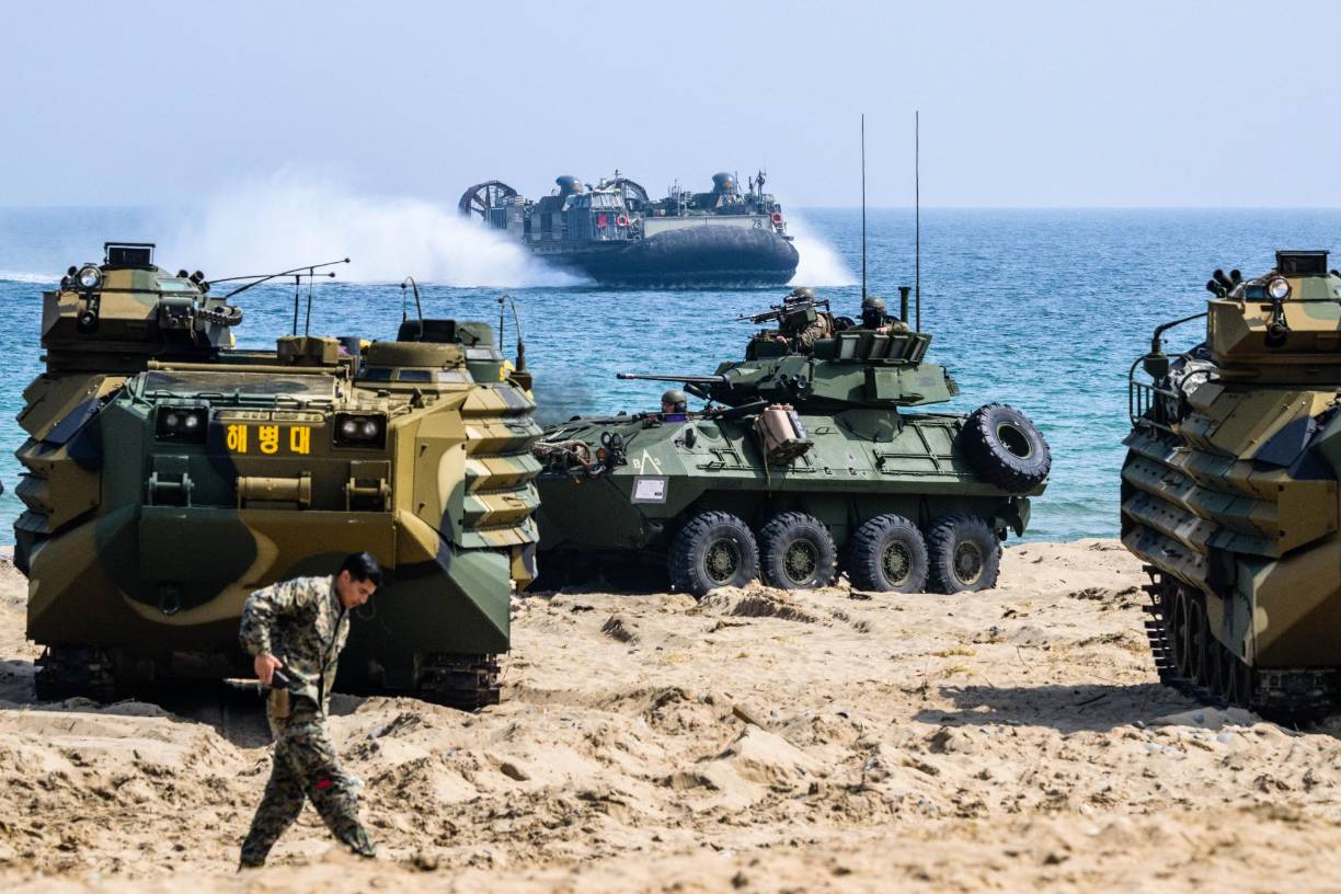 Después, los vehículos anfibios surcoreanos KAAV, desplegados desde el buque de asalto anfibio Dokdo (14.300 toneladas), arribaron a la orilla en tres oleadas y de ellos desembarcaron decenas de marines.