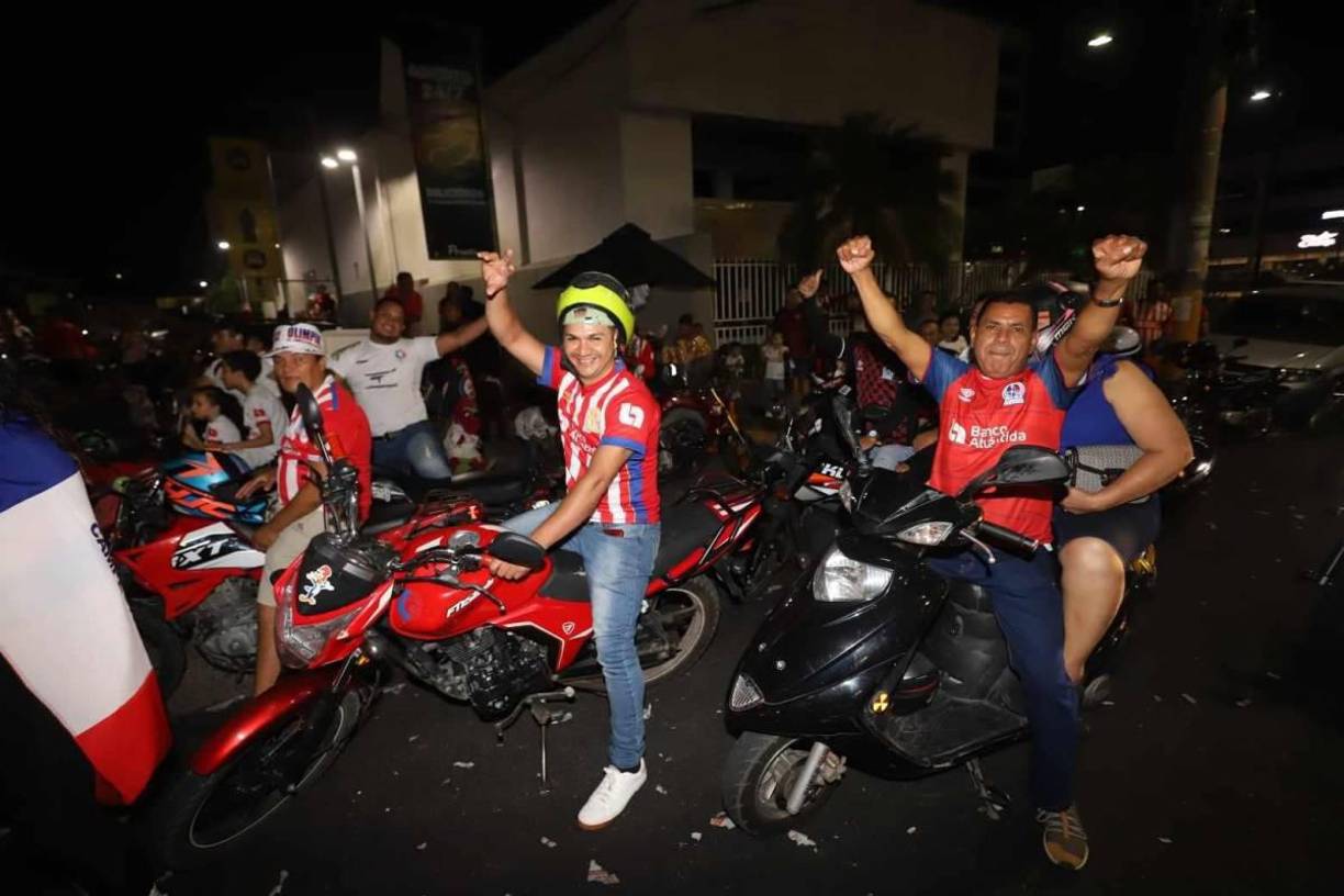 Afición olimpista se apoderó de las calles de las calles de la capital tras proclamarse tetracampeones.