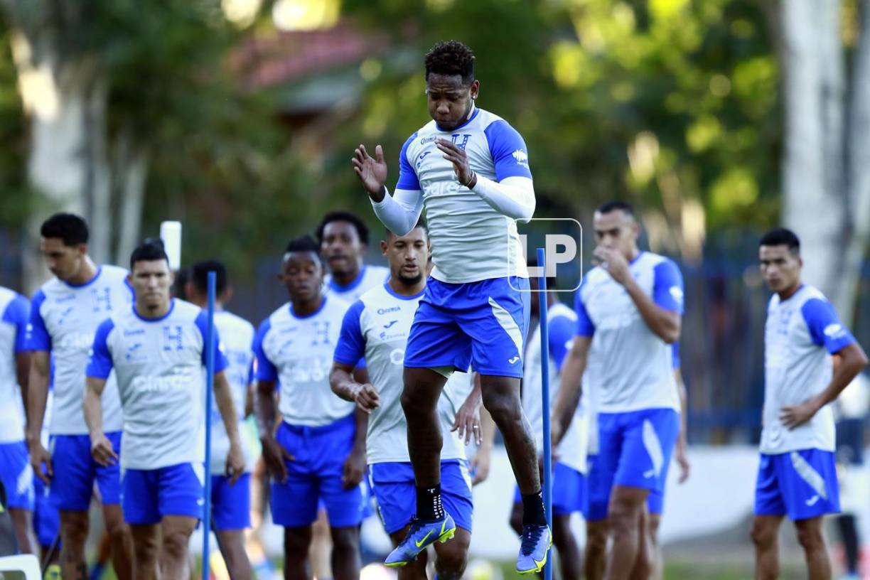 Romell Quioto realizando un salto durante el entrenamiento.