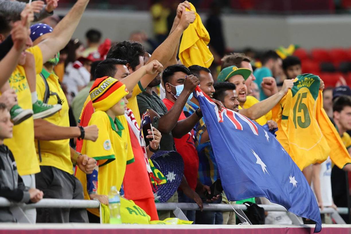 Los aficionados de Australia celebran la clasificación al Mundial de Qatar 2022.