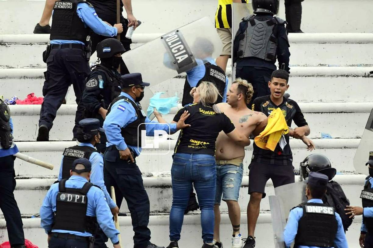 La Policía Nacional también trató de poner orden en las graderías del estadio Olímpico.