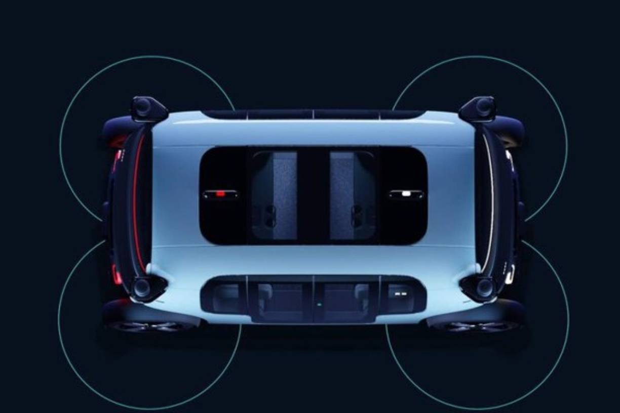 En cuanto a su 'inteligencia', Amazon dice que se puede conducir de forma totalmente autónoma a un nivel 5. Para ello dispone de multitud de sensores y cámaras que le permite ver a unos 150 metros en todas las direcciones y 360 grados.