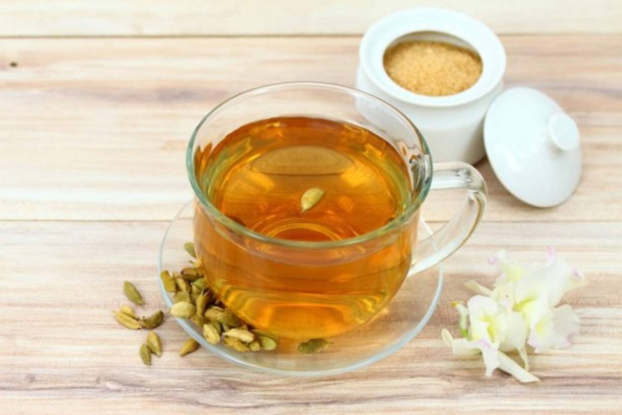 Jengibre: Hierva una cucharadita de raíz de jengibre en un litro de agua por 15 minutos, lo cuela y lotoma 2 veces al día, esta infusión actúa como anti-inflamatorio y antiespasmódico, pues reduce la inflamación en elvientre y el dolor menstrual.