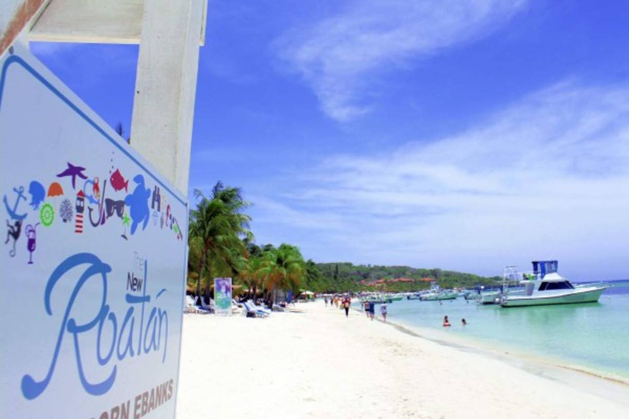 2. West Bay Beach - West Bay, Honduras<br/><br/>La playa West Bay, ubicada en Roatán (Islas de la Bahía), fue calificada por la plataforma online de viajes más popular del mundo, TripAdvisor, como una de las 25 mejores del mundo por dos años consecutivos ( 2016, 2017).<br/><br/>Y a nivel regional tiene cuatro años de figurar en el top dos de las playas más populares. <br/><br/><br/>