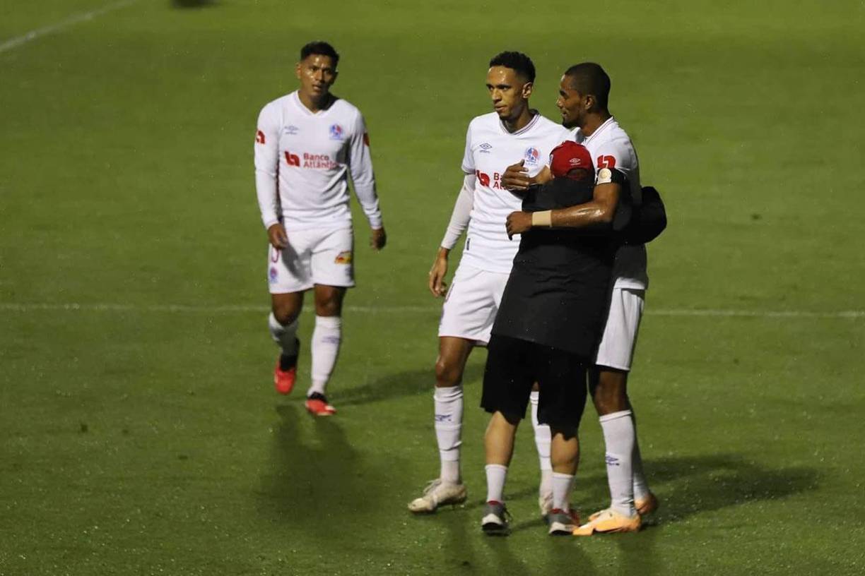Jerry Bengtson celebrando su gol con Marvin ‘El Chelito’ Martínez, el utilero del Olimpia.
