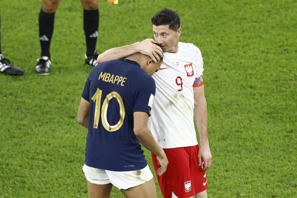 Lewandowski se dirigió donde Kylian Mbappé y le dijo algo al atacante francés que fue la figura al marcar un doblete.