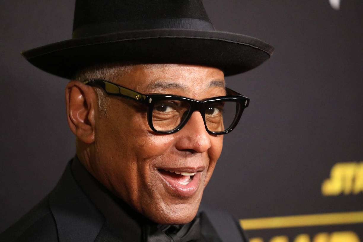 Antes, al final de la segunda temporada de “The Mandalorian”, Djarin había derrotado a Moff Gideon (Giancarlo Esposito) en un combate y se quedó con su sable láser, pero se mostró tan incapaz de usarlo que acabó hiriéndose a sí mismo. El actor Giancarlo Esposito es captado en la premiere de Disney+'s 'The Mandalorian' en el teatro El Capitan en Los Angeles, California, USA.