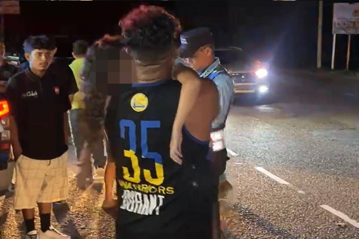 Un padre carga a su hija ya sin vida.