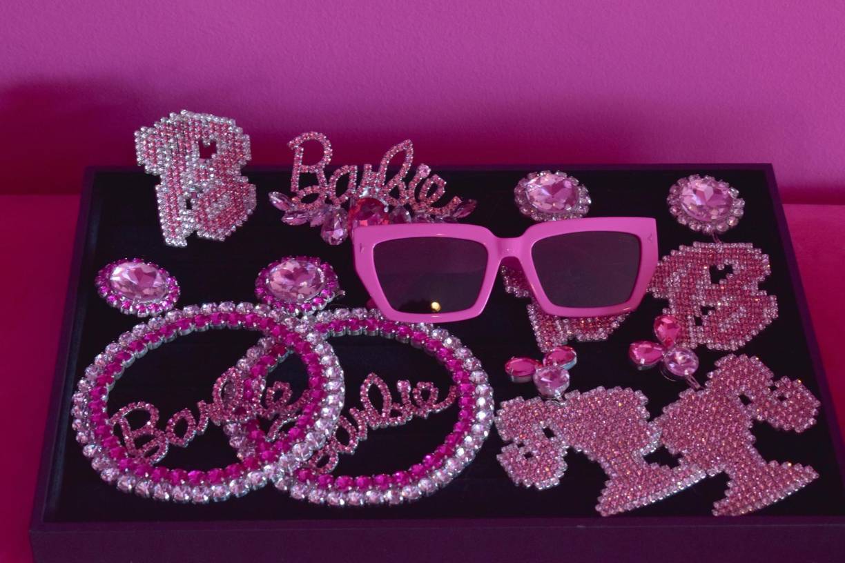 Fotografía de aritos, lentes y otros accesorios que son exhibidos en el interior de la Casa de los Sueños de la muñeca Barbie, en Los Ángeles.