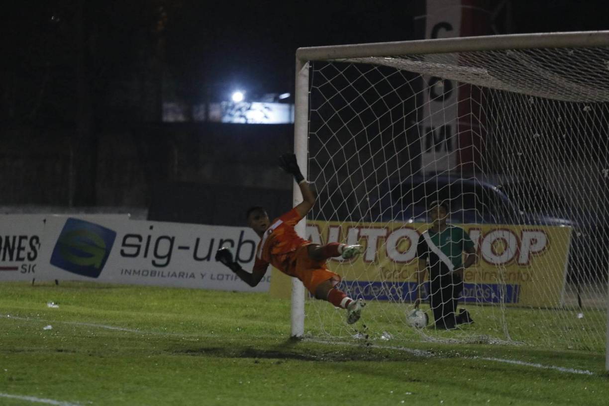 El tanto llegó desde la pena máxima y el arquero de Independiete no pudo detener el balón.