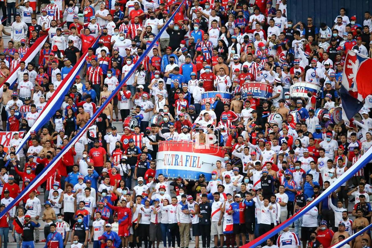 Un gran ambiente se vivió en las gradas del estadio Nacional.