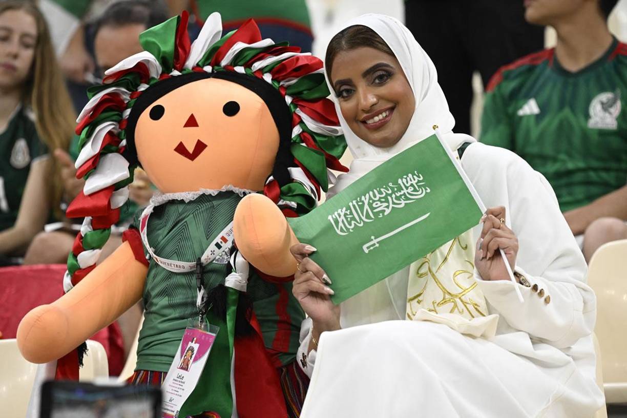 Mexicanos rompen reglas en Qatar y el ambiente en Arabia-México