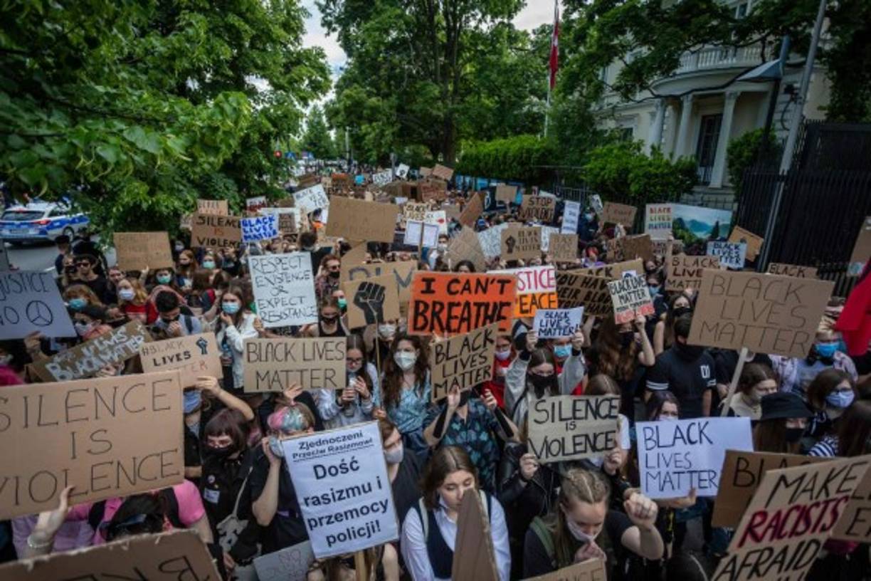Los manifestantes participan en una marcha de Black Lives Matter frente a la embajada de EE. UU. En Varsovia, Polonia. AFP