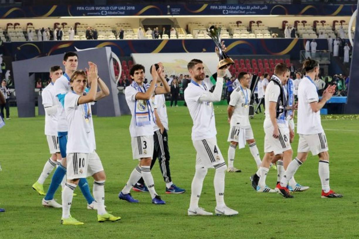 Los jugadores del Real Madrid dieron la vuelta al estadio para celebrar con el trofeo, pero unos jugadores no lo hicieron.