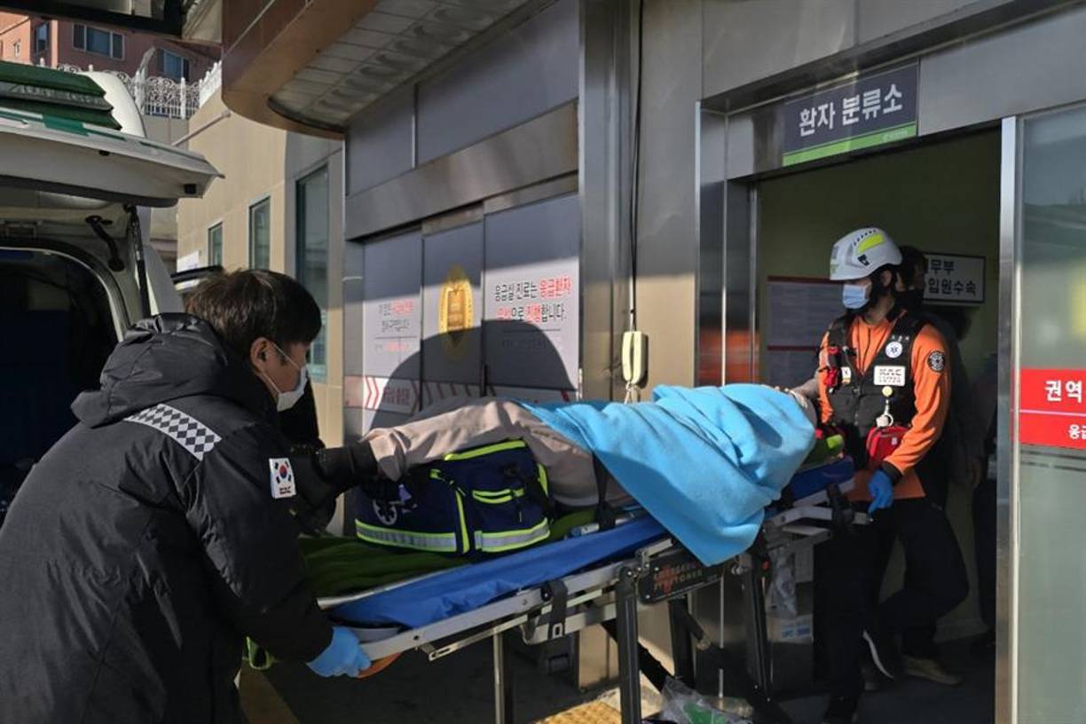 Una de las sobrevivientes, la azafata de 33 años de apellido Lee, fue trasladada al Hospital Universitario Femenino Ewha de Seúl. “Cuando me desperté, ya me habían rescatado”, dijo Lee a los médicos, informó el director del hospital, Ju Woong, a la agencia de noticias surcoreana Yonhap.
