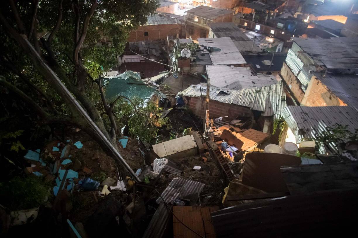 Las intensas lluvias que azota Venezuela causaron ayer el desplome de, al menos, 12 viviendas, y dejaron en riesgo de derrumbe 60 casas más, en el sector 23 de Enero en Caracas, donde 162 familias se vieron afectadas y al menos 14 fueron evacuadas, según el ministro de Interior y Justicia, Remigio Ceballos.