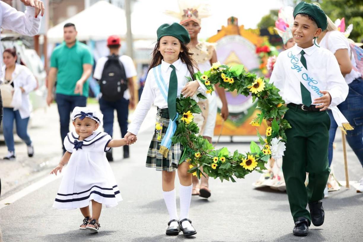 Leah, Emely y alessandro en los desfiles.