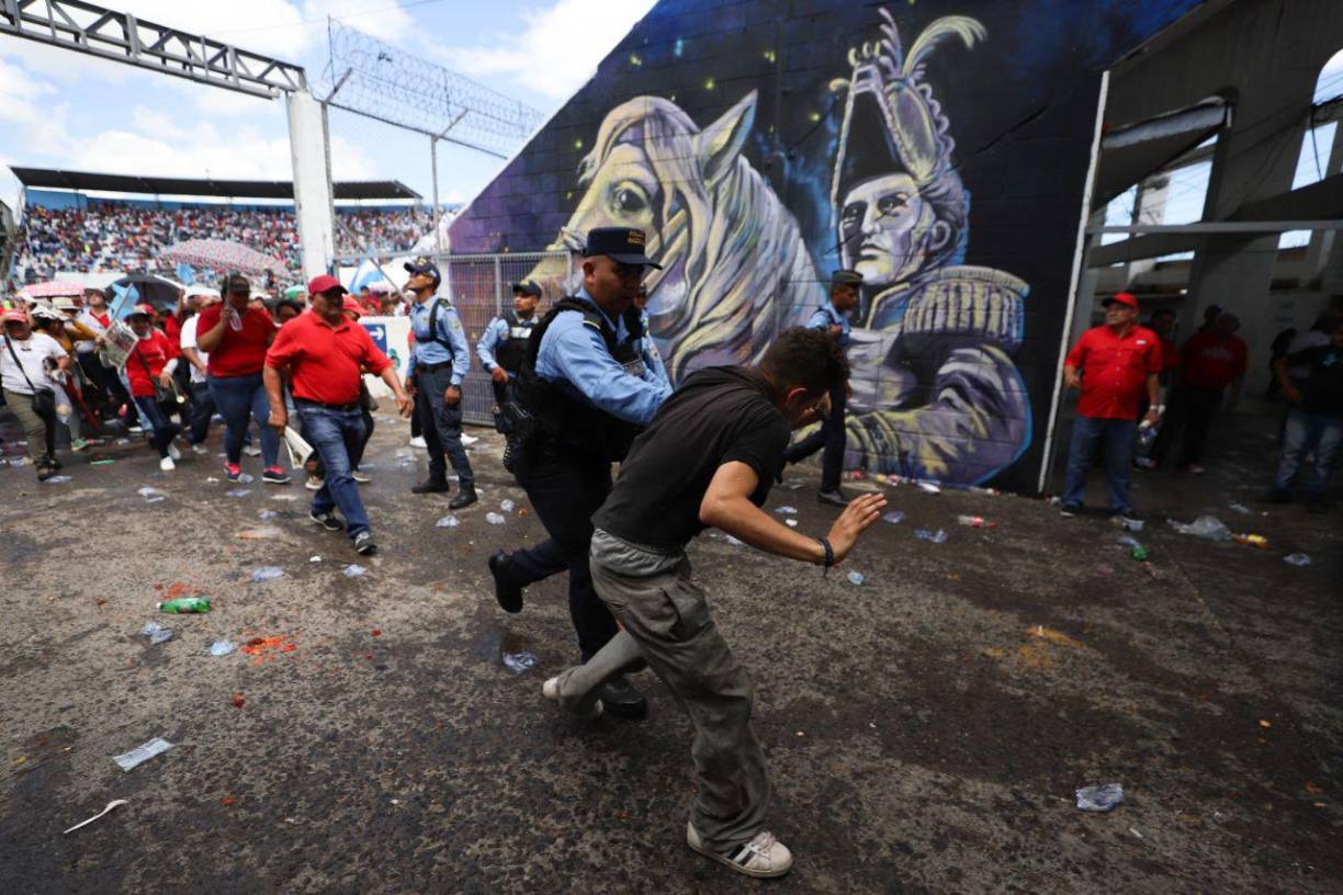 Algunas personas que integraban el grupo tuvieron que correr para evitar ser alcanzados por los objetos lanzados desde las graderías del Chelato Uclés. 