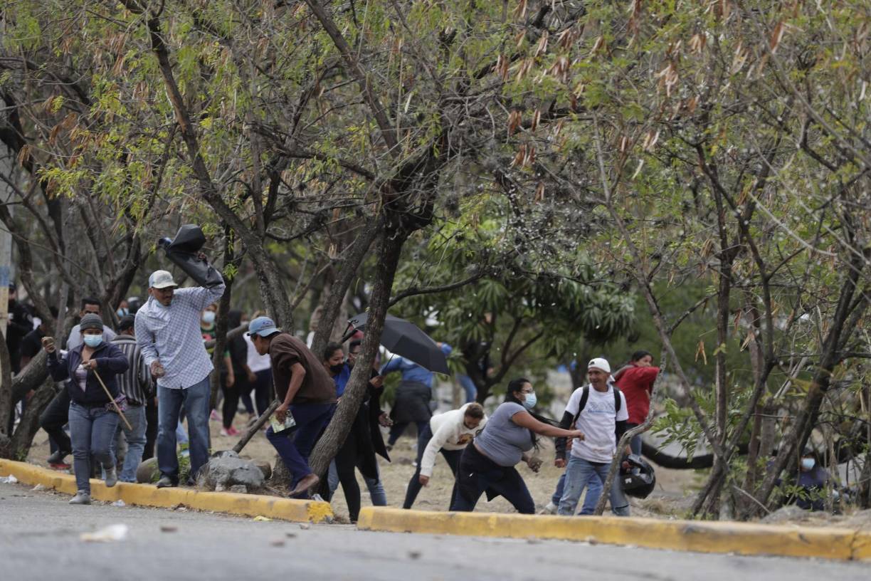 Fue hasta un día después que el juez Edwin Francisco Ortez que emitió una orden de captura contra el exmandatario, que fue ejecutada por agentes policiales.