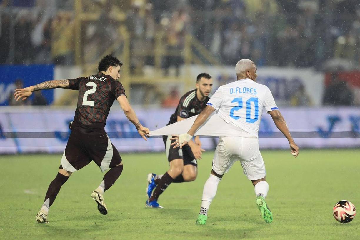 Jorge Sánchez parece que quería la camiseta de Deiby Flores. Así lo sujetaba el mexicano al hondureño.