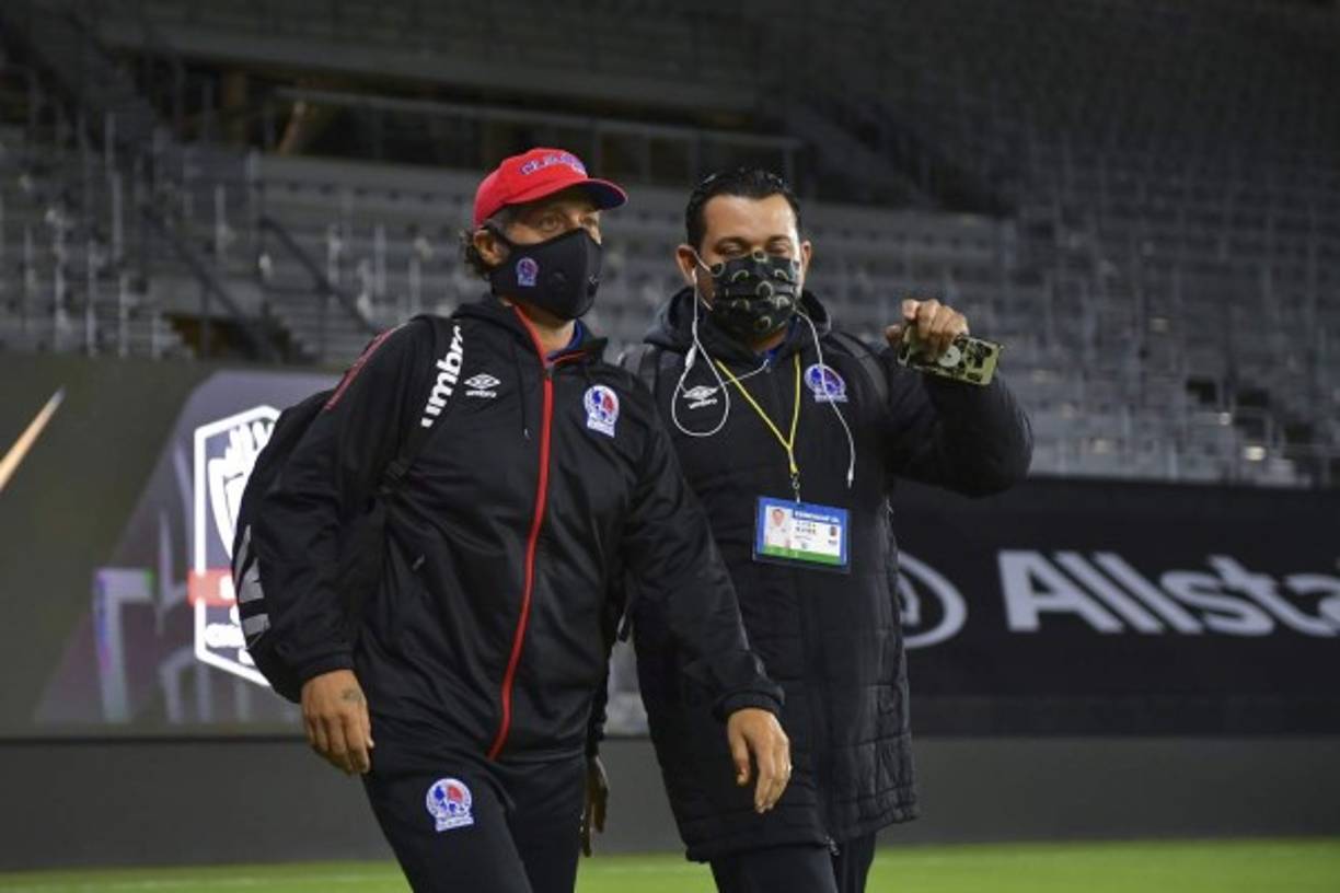 Pedro Troglio llegando al Exploria Stadium.