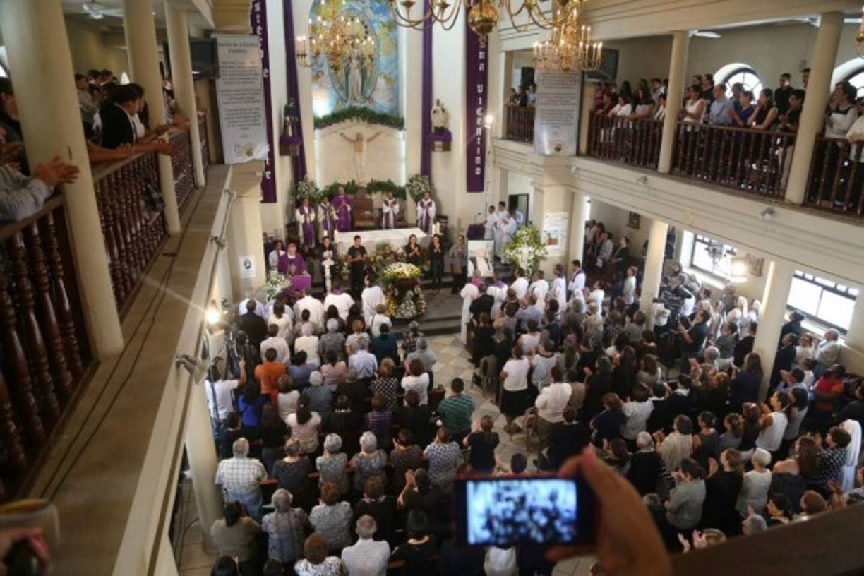 Centenares de feligreses acudieron la mañana del martes a la misa de cuerpo presente del sacerdote español Antonio Quetglas en la iglesia Medalla Milagrosa de Tegucigalpa.