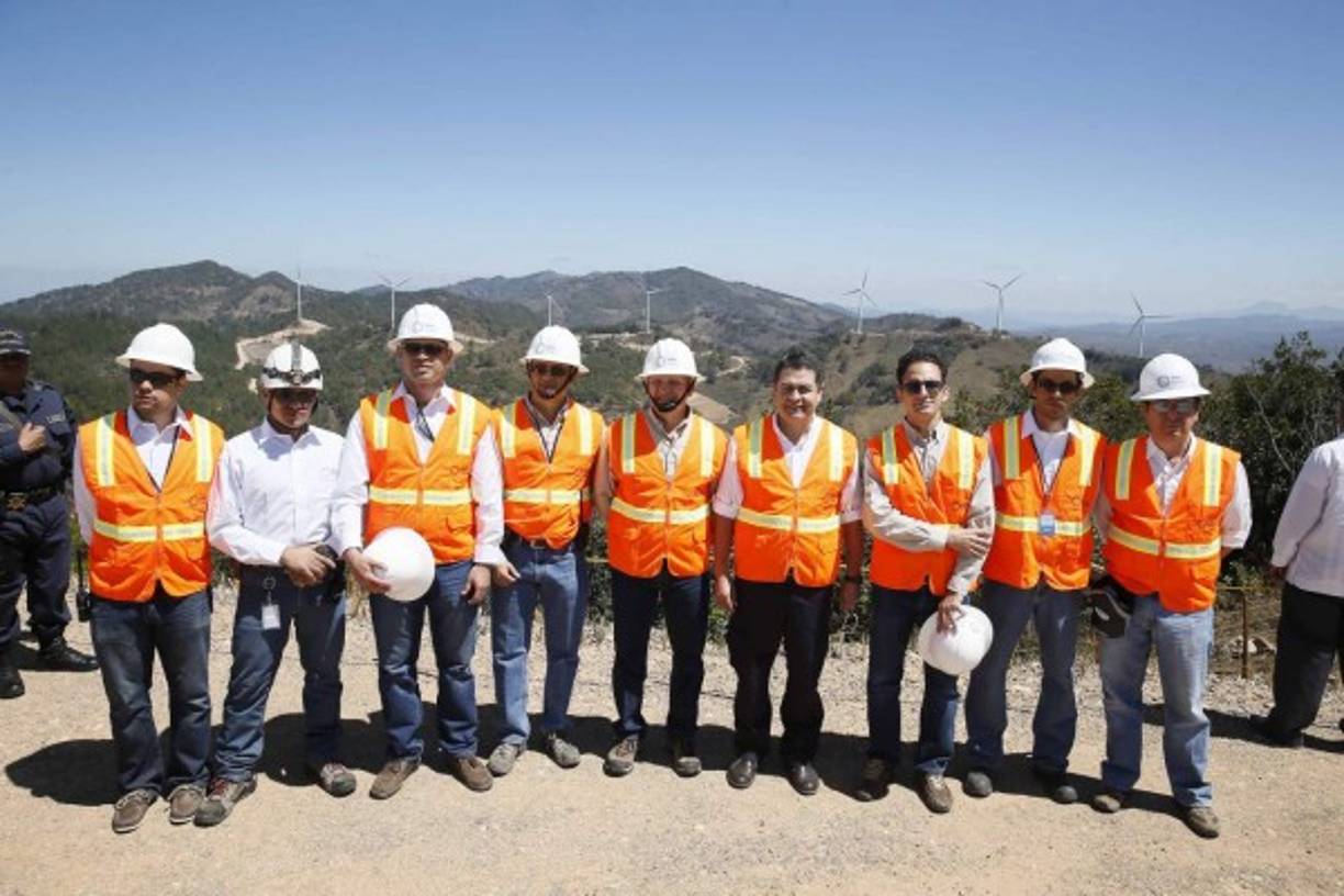 El grupo de representantes de la empresa Terra Energía, desarrolladora del proyecto, junto al presidente de Honduras, Juan Orlando Hernández.