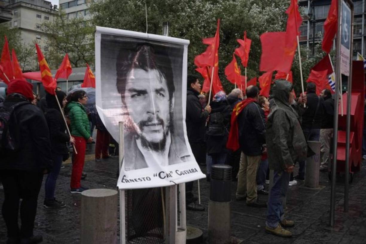 El Che, revolucionario de origen argentino, ha servido de inspiración a varias generaciones se socialistas. Su imagen observa una ceremonia del Partido Comunista Uruguayo en Montevideo.