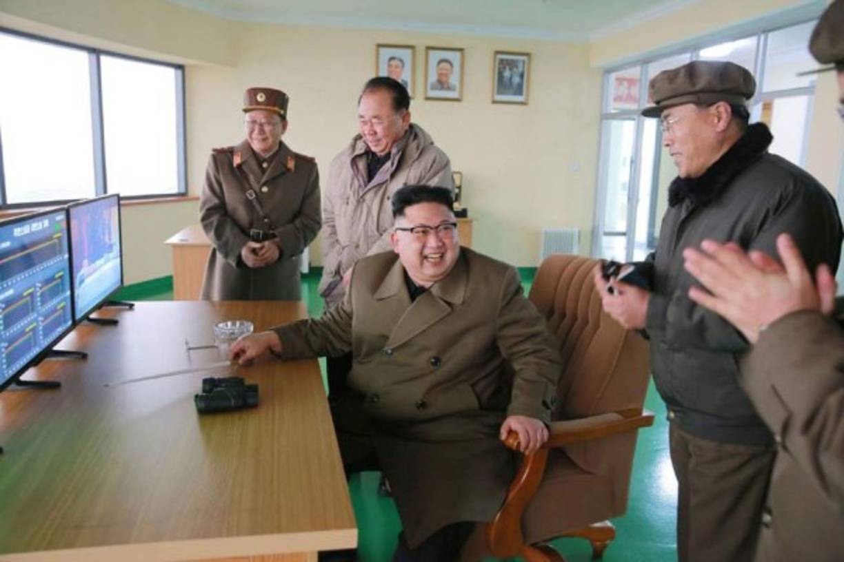 Kim Jong-Un lanzó una nueva amenaza contra Estados Unidos con un video de propaganda que ejemplifica un ataque militar contra el USS Carl Vinson, un portaaviones estadounidense, que actualmente participa en las maniobras conjuntas de Washington y Seúl en Corea del Sur.