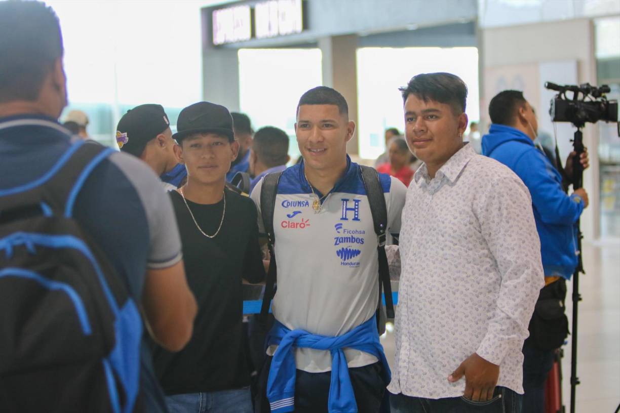 Los aficionados presentes en el aeropuerto aprovecharon para tomarse fotografías con los jugadores.