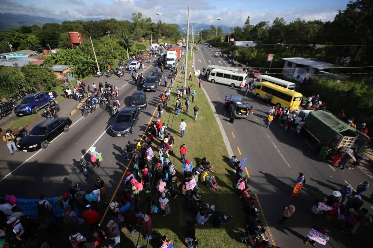 La toma de carretera generó molestia y congestionamiento vehicular entre miles de conductores.