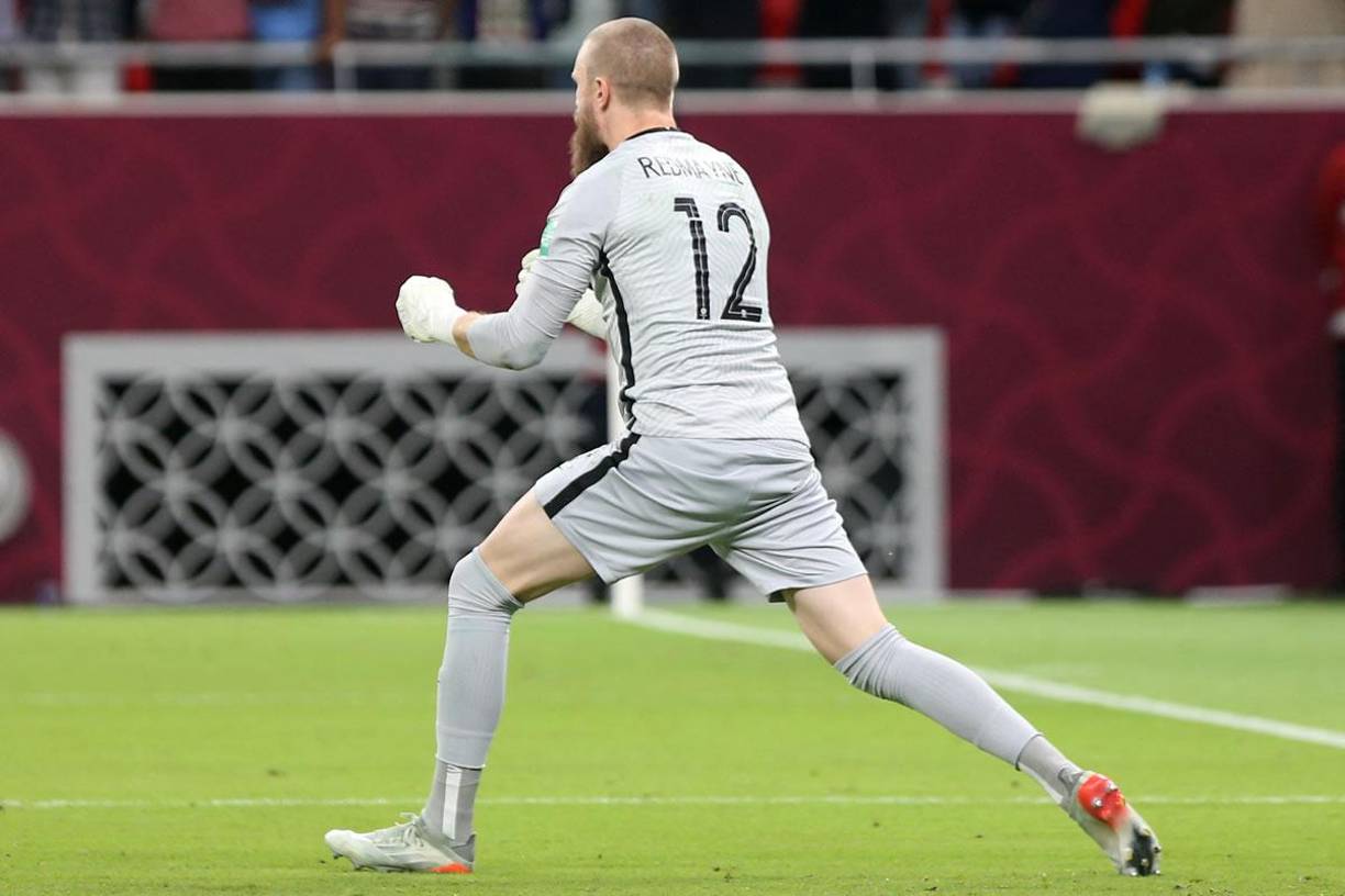 Andrew Redmayne celebra tras parar el último penal para la clasificación de Australia al Mundial de Qatar 2022.