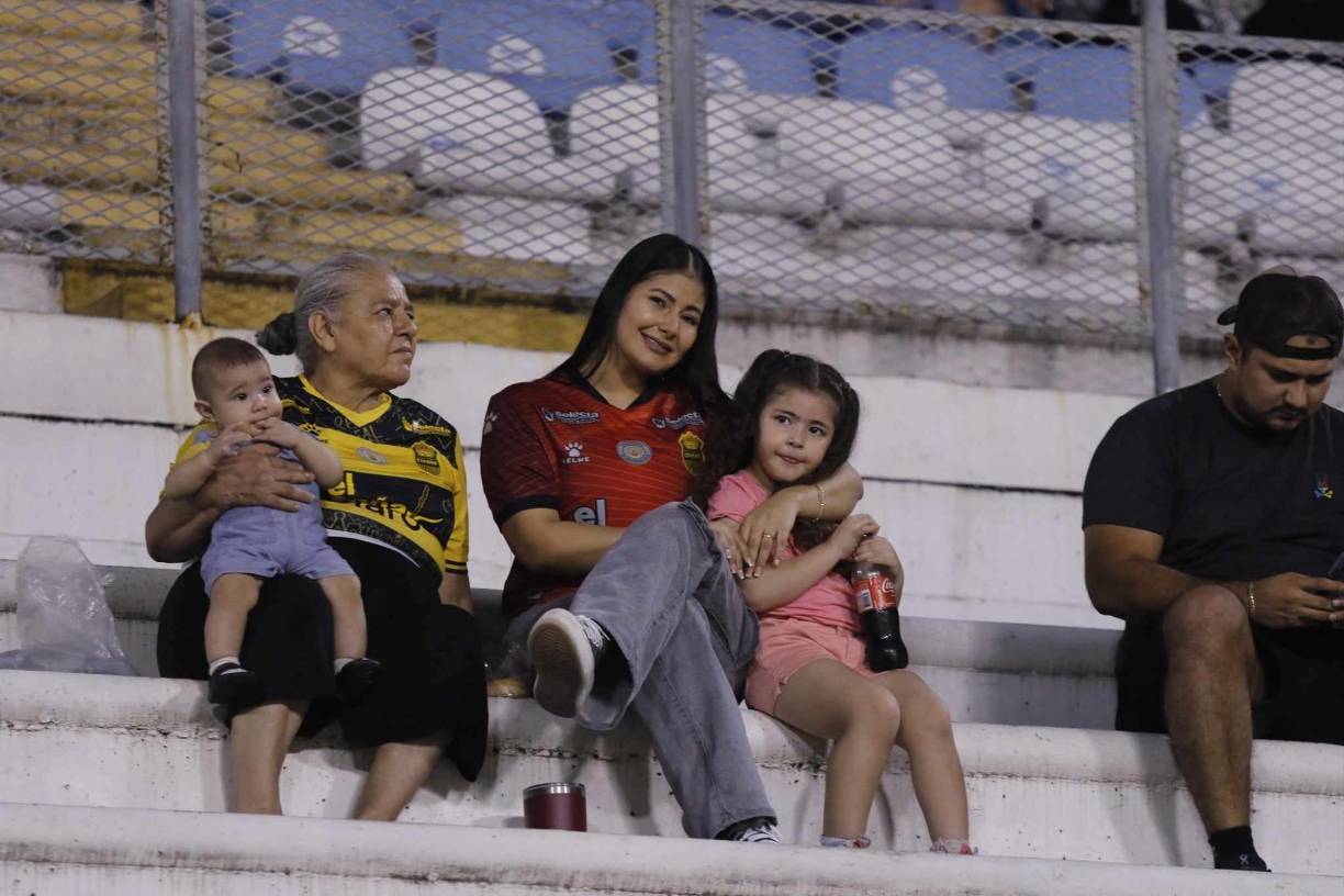 En compañía de su familia, mostró su apoyo en el duelo de Real España.