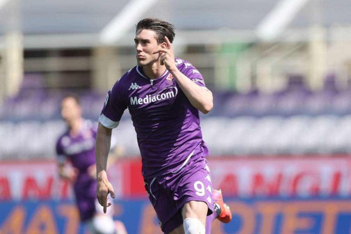 La Juventus ya tiene en la mira al posible reemplazo de Cristiano Ronaldo si finalmente el portugués se marcha en este verano. La Juve ha puesto los ojos en el serbio de la Fiorentina, Dusan Vlahovic, según informa Mediaset Italia. El delantero es considerado intransferible por el club toscano pero el equipo del norte de Italia haría un intento, en caso de perder al luso. Las alternativas a Vlahovic serían Mauro Icardi, del PSG, o Gabriel Jesus, del Manchester City.